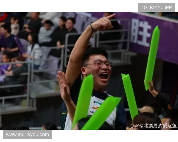 北控主场观众助威声势浩大，鼓声响彻场馆